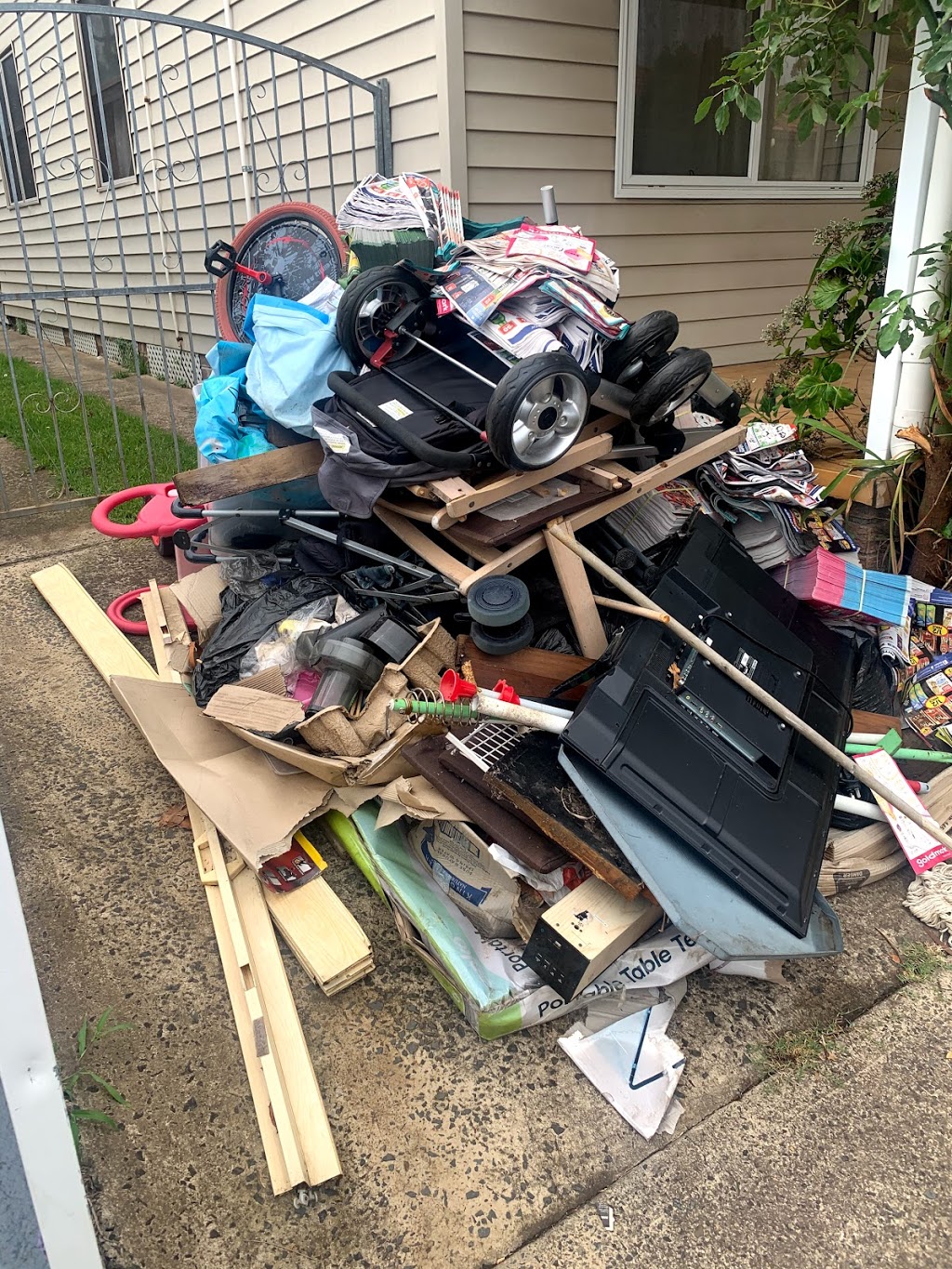 Cheap Cheap Rubbish Removal | 2 Bogan St, Greystanes NSW 2145, Australia | Phone: 0499 930 333