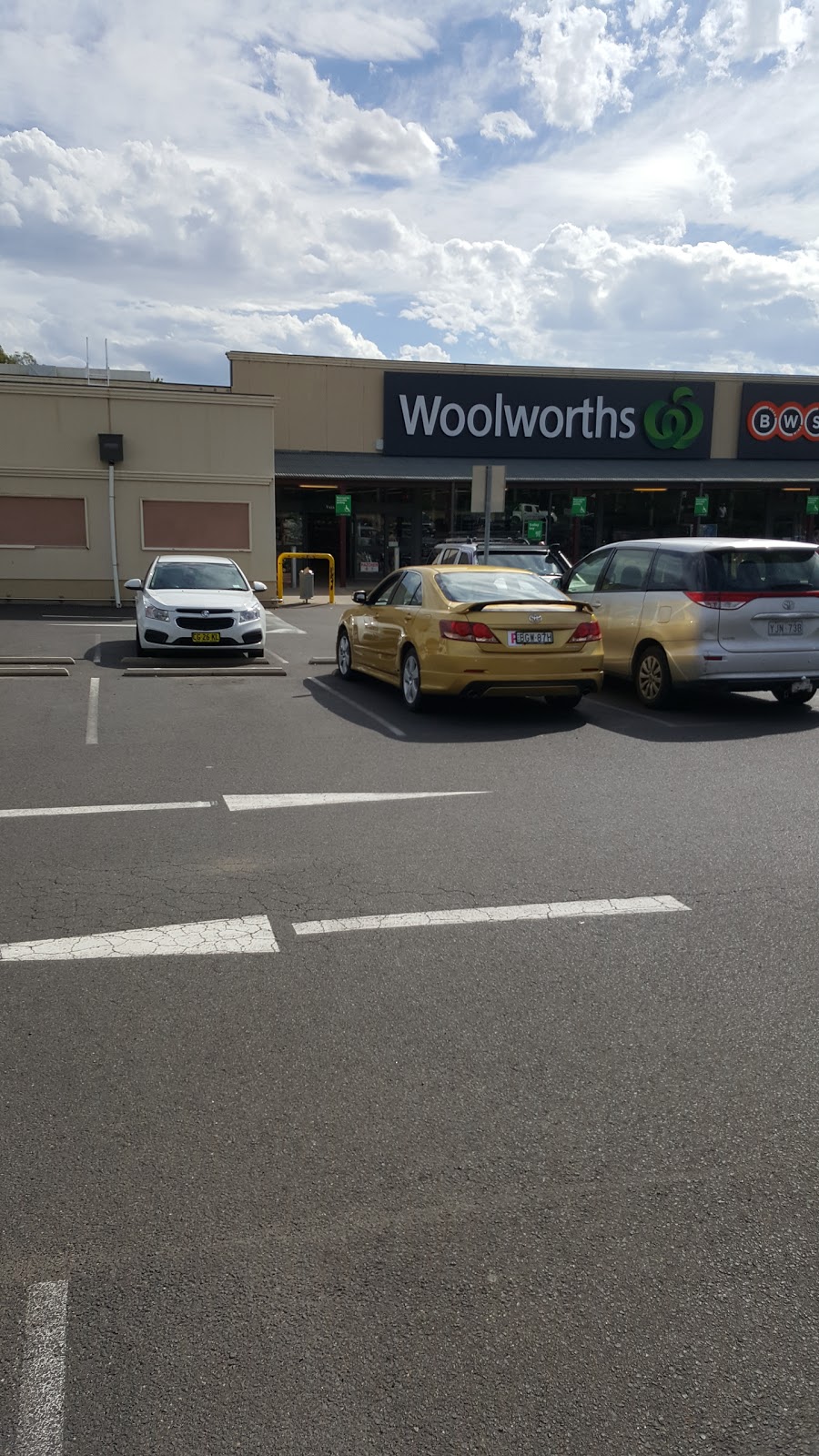 Woolworths | supermarket | Comur St, Yass NSW 2582, Australia | 0261187000 OR +61 2 6118 7000