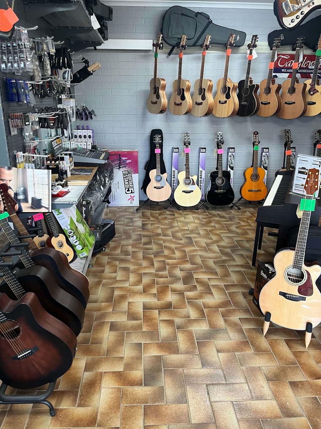 GIG Guitars Music Store | 117 Ferguson St, Glen Innes NSW 2370, Australia | Phone: 0488 200 801