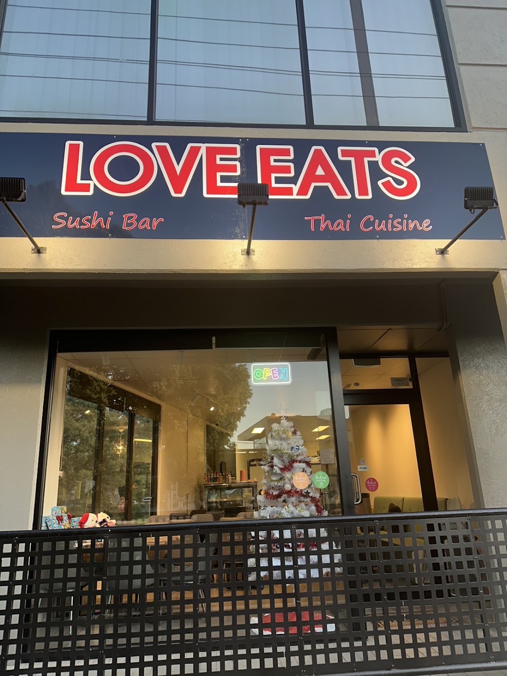 Love Eats Sushi Bar and Thai Restaurant | 3/668 Warburton Hwy, Seville VIC 3139, Australia | Phone: (03) 5919 2285