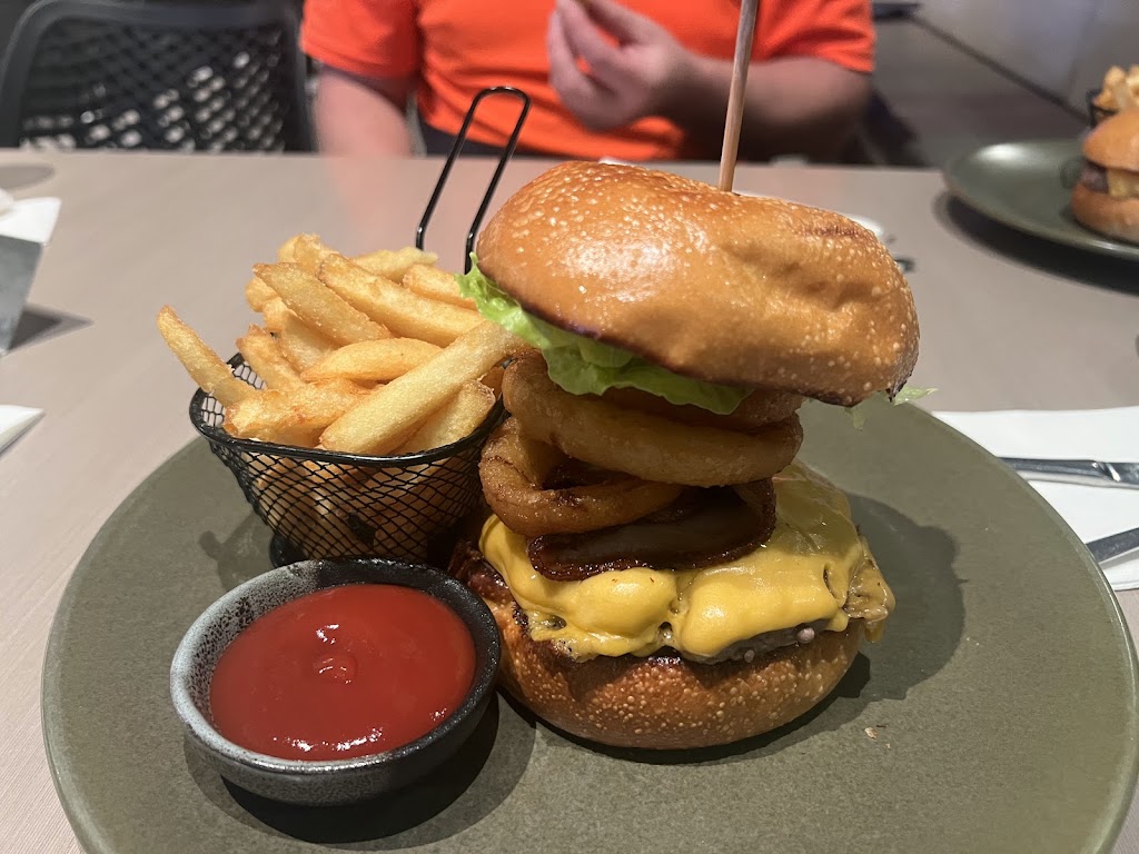 The Local Eatery Cafe, Bar & Restaurant | Shop 6/40 Main St, Armstrong Creek VIC 3217, Australia | Phone: (03) 5264 7919
