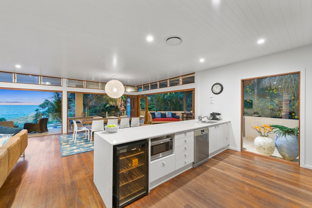 Luxury Beach Getaways | 9a Beachfront Cl, Sapphire Beach NSW 2450, Australia | Phone: 0434 486 660