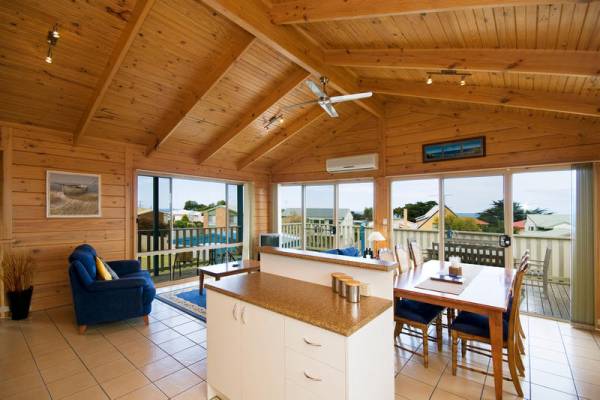 Blue Max Retreat Holiday Home Apollo Bay | lodging | 3 Seaview Dr, Apollo Bay VIC 3233, Australia | 0352372600 OR +61 3 5237 2600