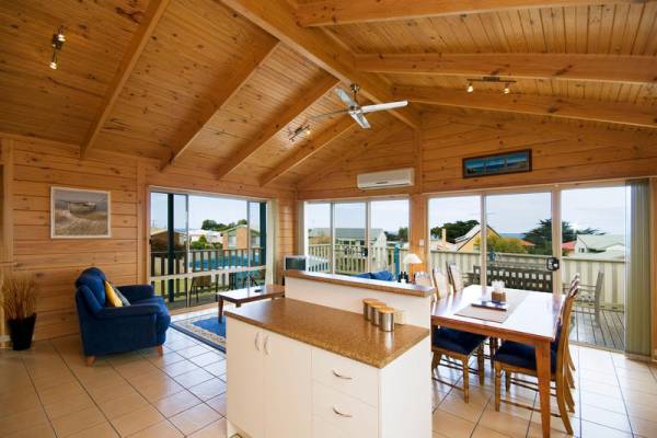 Blue Max Retreat Holiday Home Apollo Bay | 3 Seaview Dr, Apollo Bay VIC 3233, Australia | Phone: (03) 5237 2600