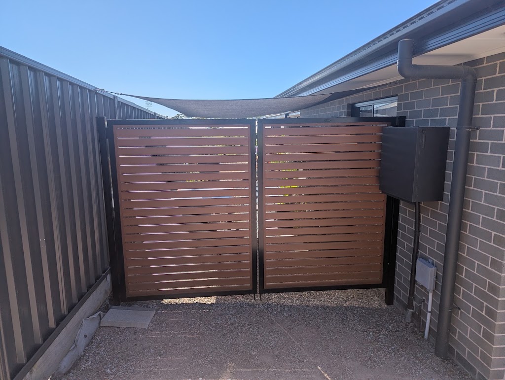 Dolphin Bay Fencing | 18 Pangari Cres, St Georges Basin NSW 2540, Australia | Phone: 0402 312 106