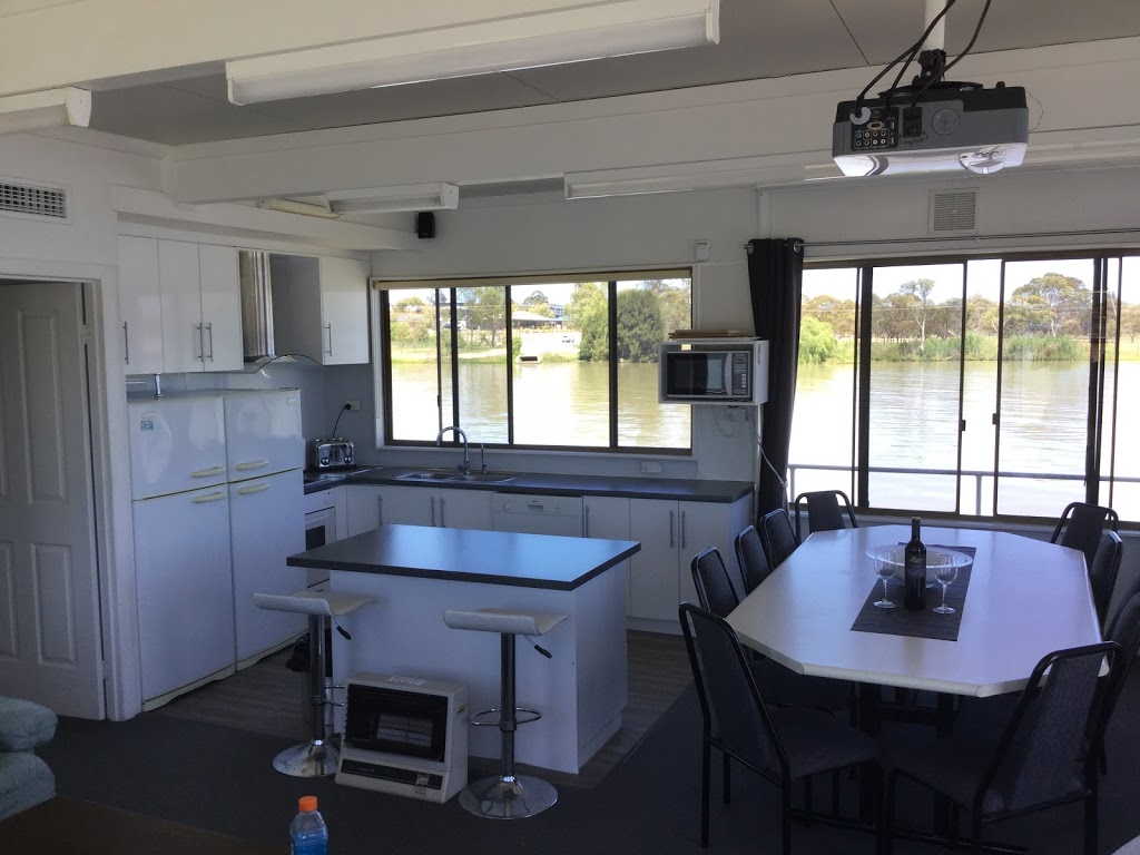 Galaxy Houseboat | Lot 60/100 Roper Rd, Murray Bridge SA 5253, Australia | Phone: 0409 821 290