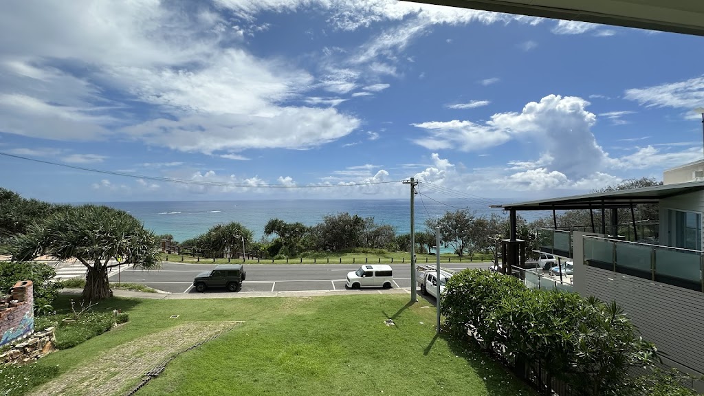 Que Sera Beach house | 25 Mooloomba Rd, Point Lookout QLD 4183, Australia | Phone: (07) 3415 3949