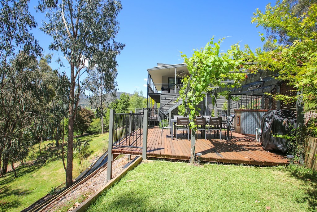 Apex Villa | 38 Hargreaves Rd, Bright VIC 3741, Australia | Phone: (03) 5759 2555