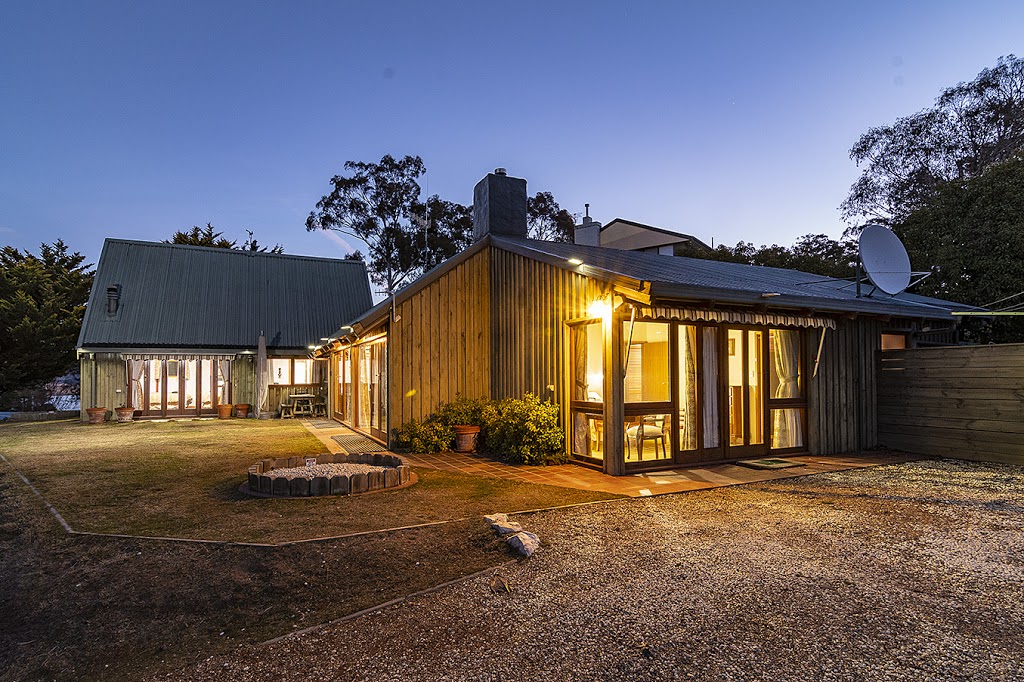 Snowy Mountains Fishing Lodge | 2 Clancy St, Old Adaminaby NSW 2629, Australia | Phone: 0413 897 319