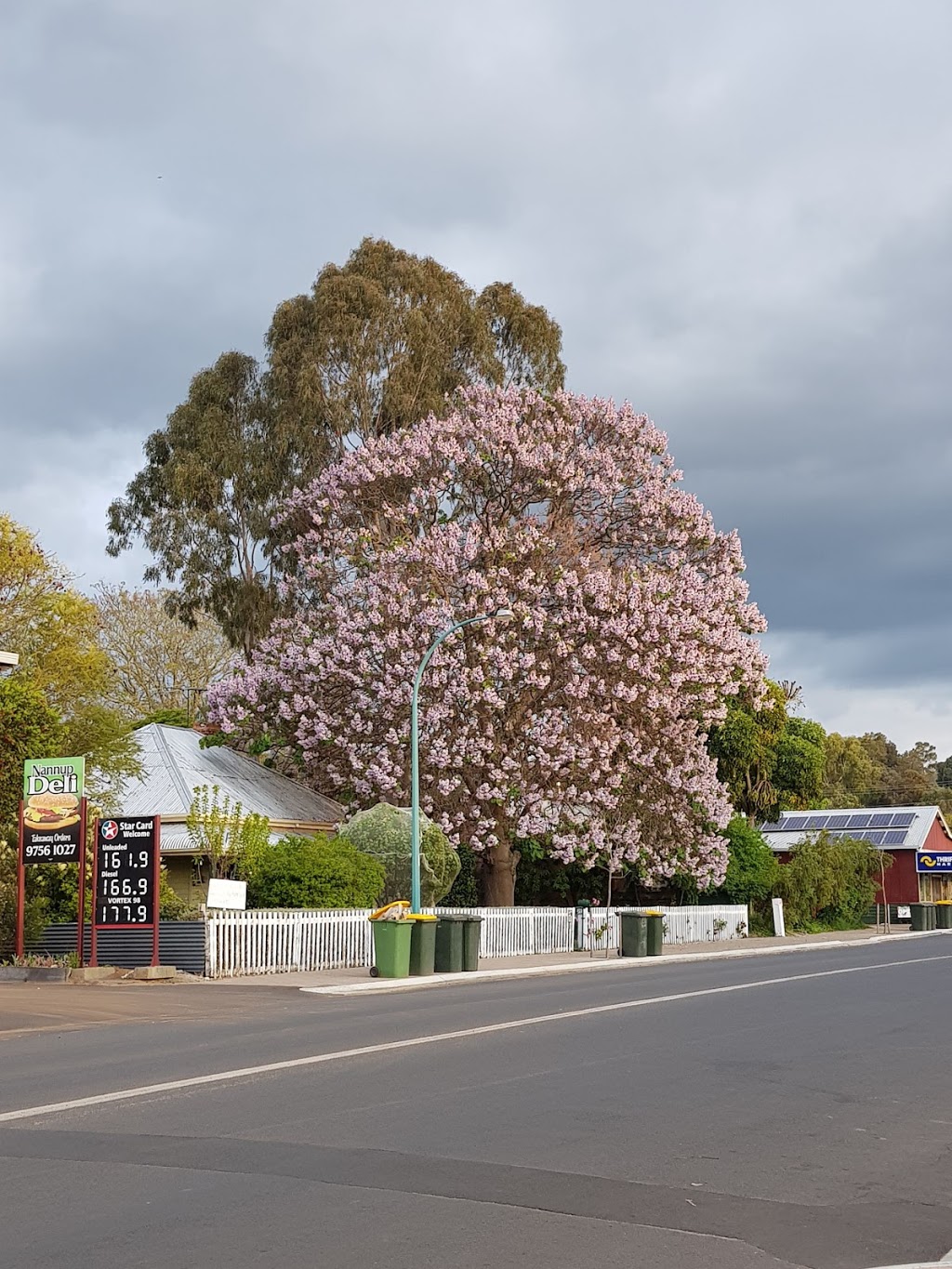 The Black Cockatoo Nannup | 27 Grange St, Nannup WA 6275, Australia | Phone: (08) 9756 1035