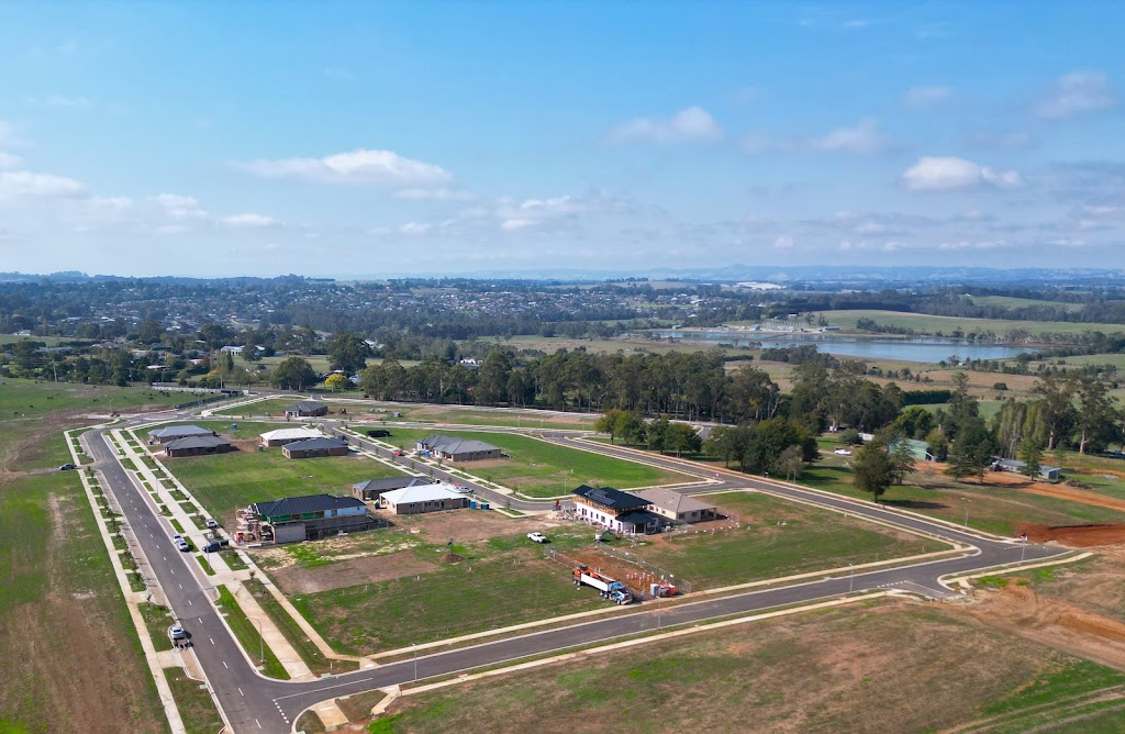 Drouin Fields Estate | 70 Gardner and Holman Rd, Drouin VIC 3818, Australia | Phone: 0466 990 241