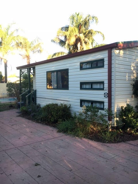 Parkes Country Cabins | 21 Peak Hill Rd, Parkes NSW 2870, Australia | Phone: 0411 601 973