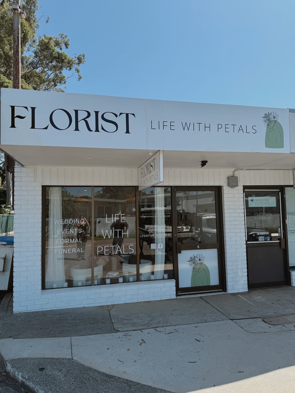 Life With Petals | Shop 5/252 Lakedge Ave, Berkeley Vale NSW 2261, Australia | Phone: 0419 109 990