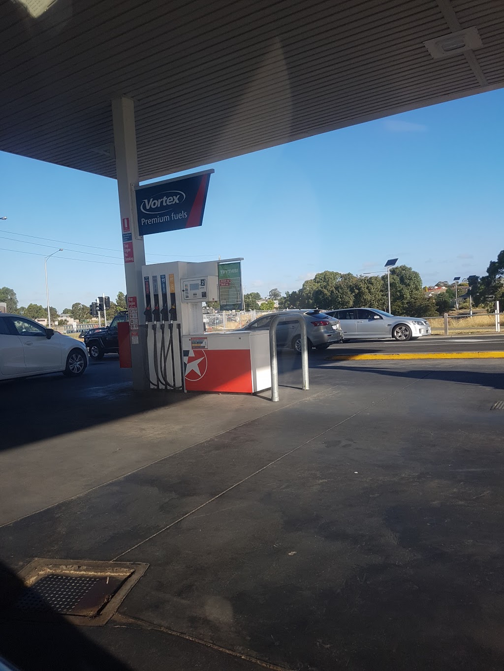Caltex Woolworths | gas station | 173 Pioneer Rd, Grovedale VIC 3216, Australia | 0352412963 OR +61 3 5241 2963