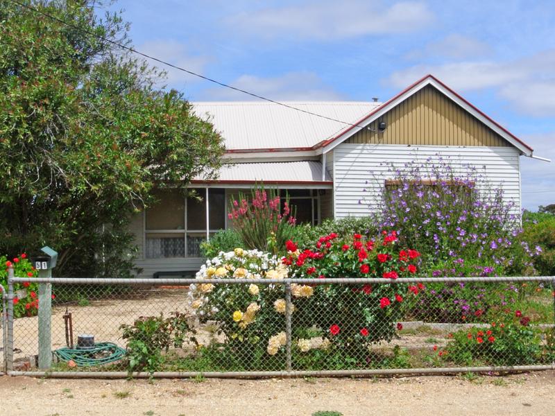 Crooked Cottage Holiday Accomodation | lodging | 51 Munro St, Murtoa VIC 3390, Australia | 0412312685 OR +61 412 312 685