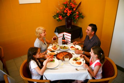 Presto Gourmet Pizzeria | restaurant | Denison Street &, Bridge Ln, West Tamworth NSW 2340, Australia | 0490118677 OR +61 490 118 677