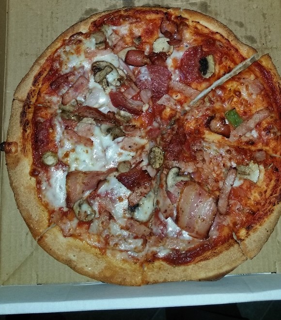 Dominos Pizza Queanbeyan | 2/10 Atkinson St, Queanbeyan NSW 2620, Australia | Phone: (02) 6298 2420