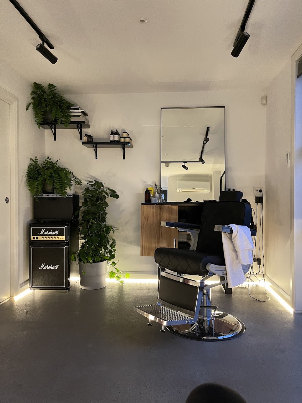 The Lakeside Barbershop | Ground 1/unit 3 The Promenade, South Morang VIC 3752, Australia | Phone: 0402 221 144