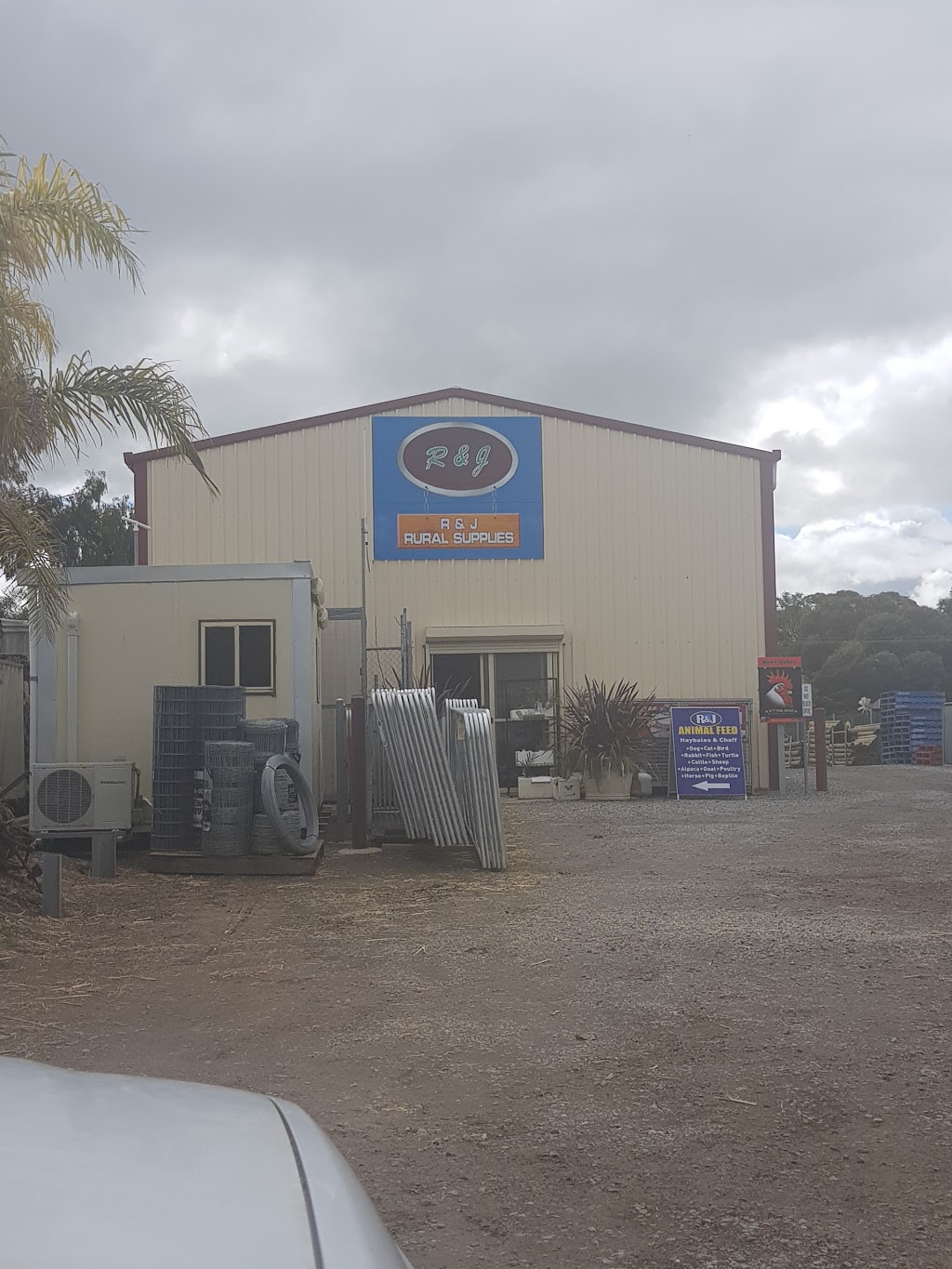 R & J Rural Supplies | store | 92 Old Port Wakefield Rd, Two Wells SA 5501, Australia | 0885202287 OR +61 8 8520 2287