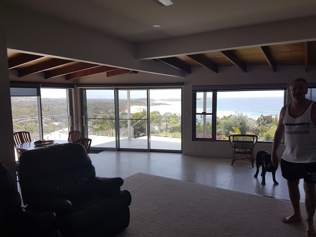 Emerald Beach House | 38 Ocean View Cres, Emerald Beach NSW 2456, Australia | Phone: 0402 808 088