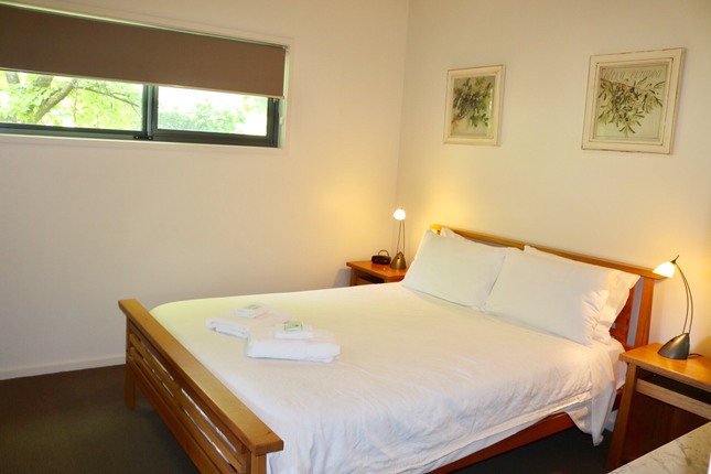 Bright Woodlands Retreat | lodging | 6 Woodlands Grove, Bright VIC 3741, Australia | 0357552275 OR +61 3 5755 2275