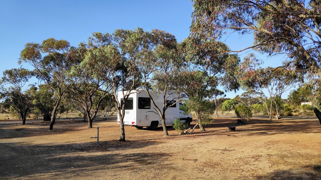 Lake King Tavern Caravan Park | 1 Hetherington Way, Lake King WA 6356, Australia
