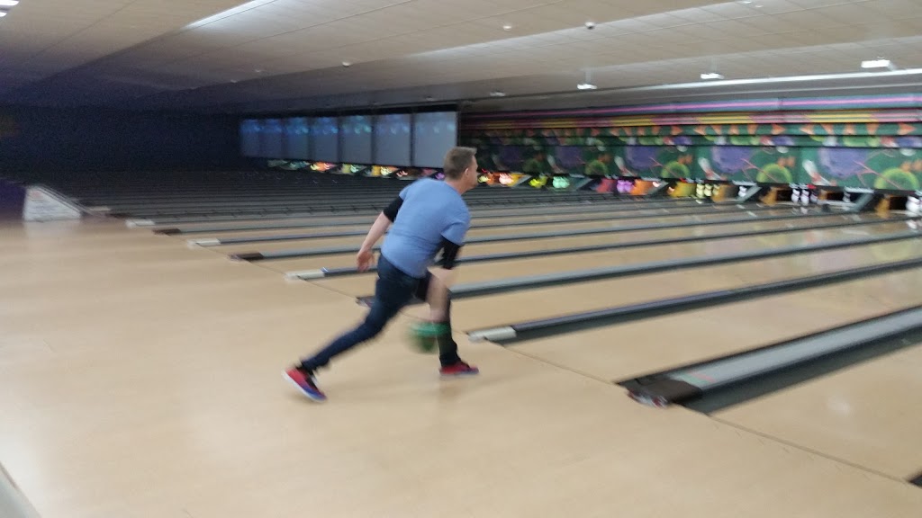 Campbelltown City Bowl | bowling alley | 11 Hollylea Rd, Leumeah NSW 2560, Australia | 0246255222 OR +61 2 4625 5222