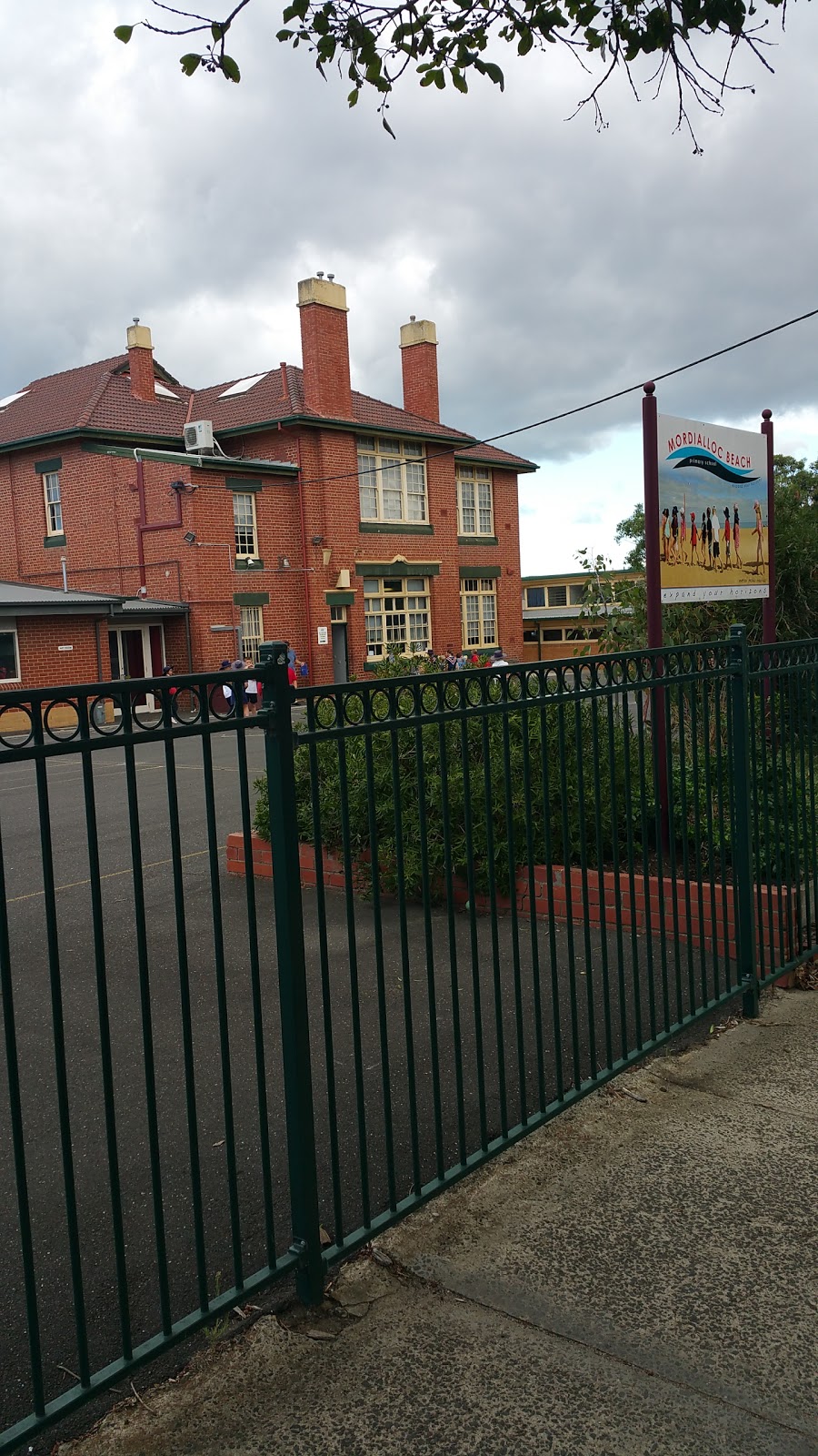 Mordialloc Beach Primary School | school | 58 Barkly St, Mordialloc VIC 3195, Australia | 0395801468 OR +61 3 9580 1468