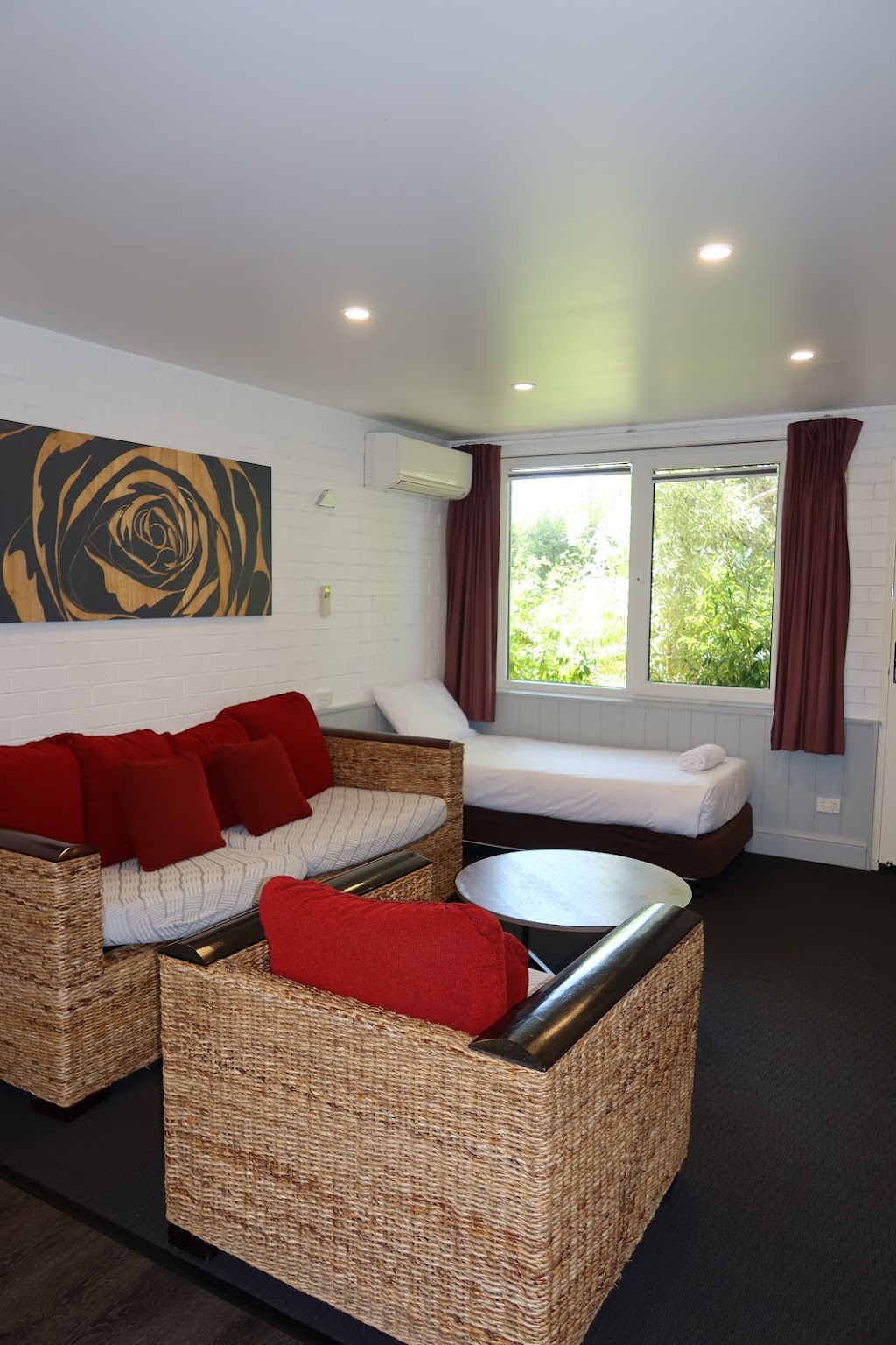 The Retreat - Broulee | 18 Imlay St, Broulee NSW 2537, Australia | Phone: 0434 575 387