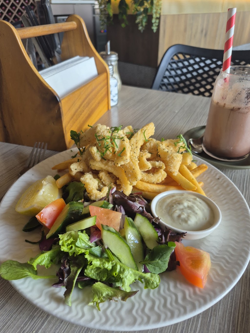 The Local Eatery Cafe, Bar & Restaurant | Shop 6/40 Main St, Armstrong Creek VIC 3217, Australia | Phone: (03) 5264 7919