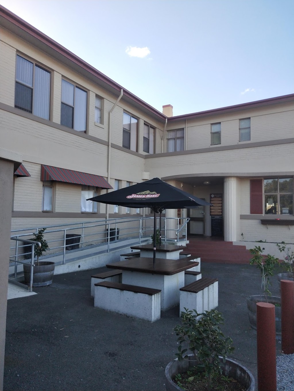Riviera Hotel | lodging | 19 Lenborough St, Beauty Point TAS 7270, Australia | 0363834153 OR +61 3 6383 4153