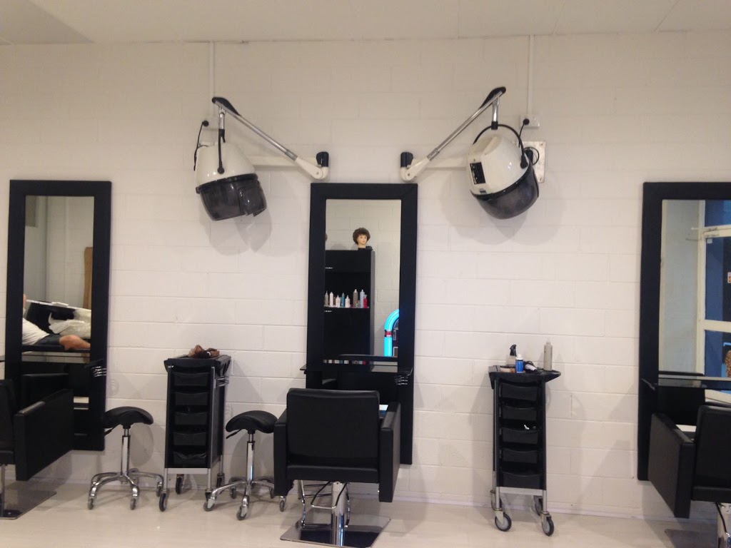 Clip & Curl | Shop 9/3-5 Hewish Rd, Croydon VIC 3136, Australia | Phone: (03) 9725 7159