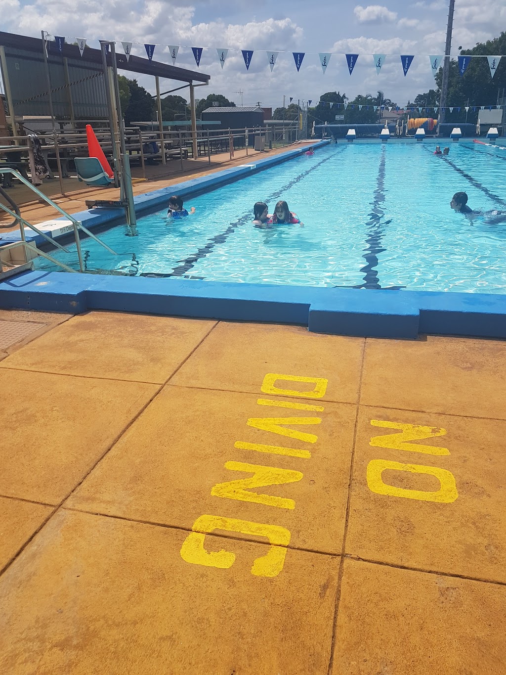 ISIS War Memorial Swimming Pool | 77 Churchill St, Childers QLD 4660, Australia | Phone: (07) 4126 1437