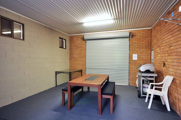 The Studio on the Lake | 64a Sealand Rd, Fishing Point NSW 2283, Australia | Phone: (02) 8840 2852