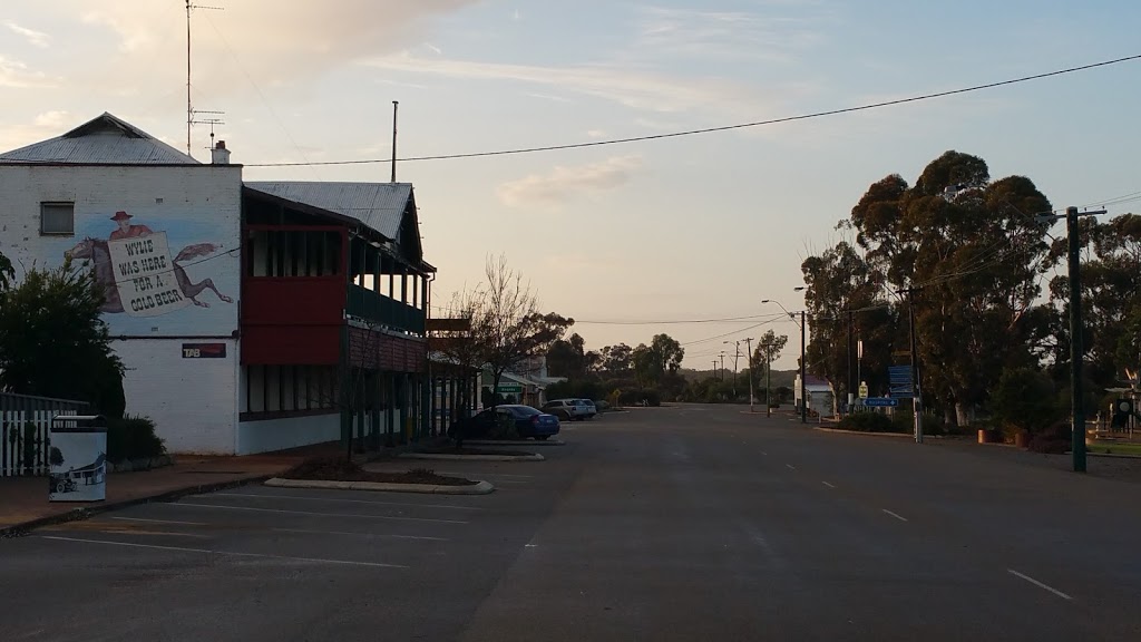 Wyalkatchem Hotel | 35 Railway Terrace, Wyalkatchem WA 6485, Australia | Phone: (08) 9681 1210