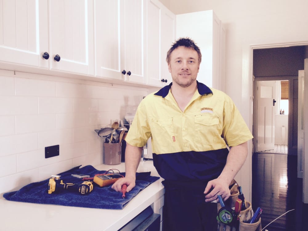 240 Tech | electrician | 433 Mitcham Rd, Mitcham VIC 3132, Australia | 0404025577 OR +61 404 025 577