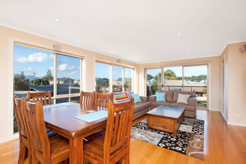 Rose Holiday Townhouse Apollo Bay | 4/8 Murray St, Apollo Bay VIC 3233, Australia | Phone: (03) 5237 2600