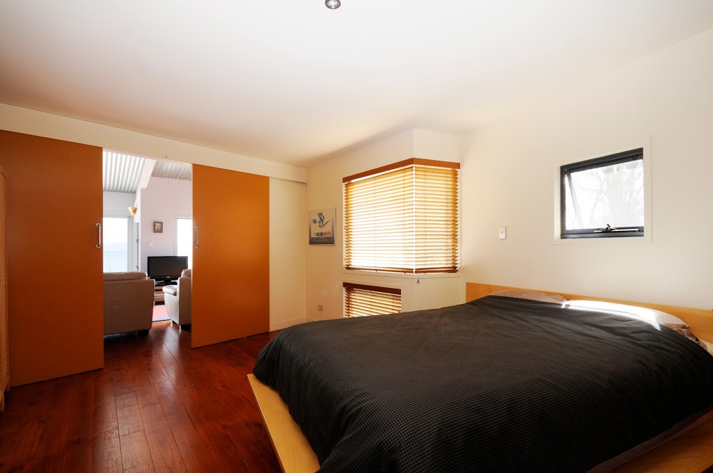 Waves Holiday House | 43 Oyster Bay Ct, Coles Bay TAS 7215, Australia | Phone: (03) 6257 0119