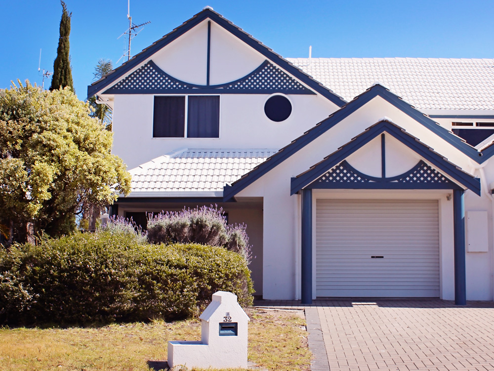 Marina Townhouse Port Lincoln | 32A Parnkalla Ave, Port Lincoln SA 5606, Australia | Phone: 0408 364 488