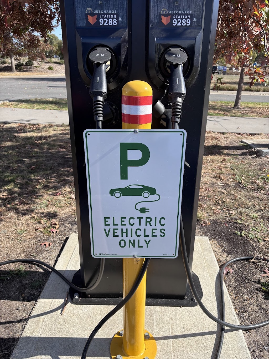 Chargefox Charging Station | 7/25 Caroline Chisholm Dr, Kyneton VIC 3444, Australia | Phone: 1300 518 038