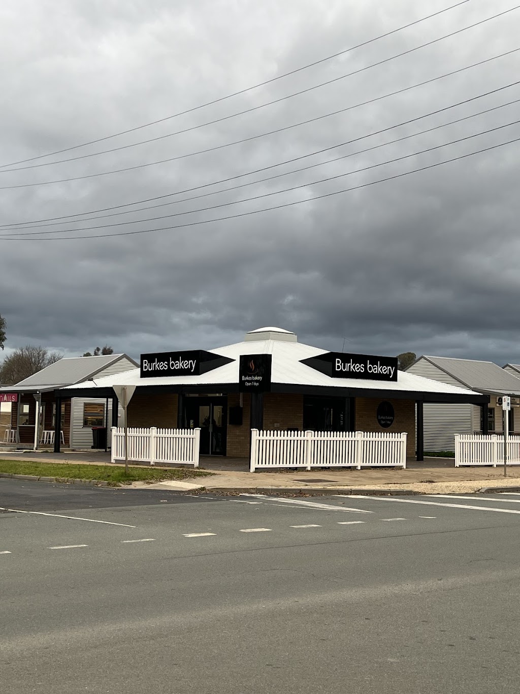 Burkes Bakery Nagambie | 294-298 High St, Nagambie VIC 3608, Australia | Phone: 0455 307 132