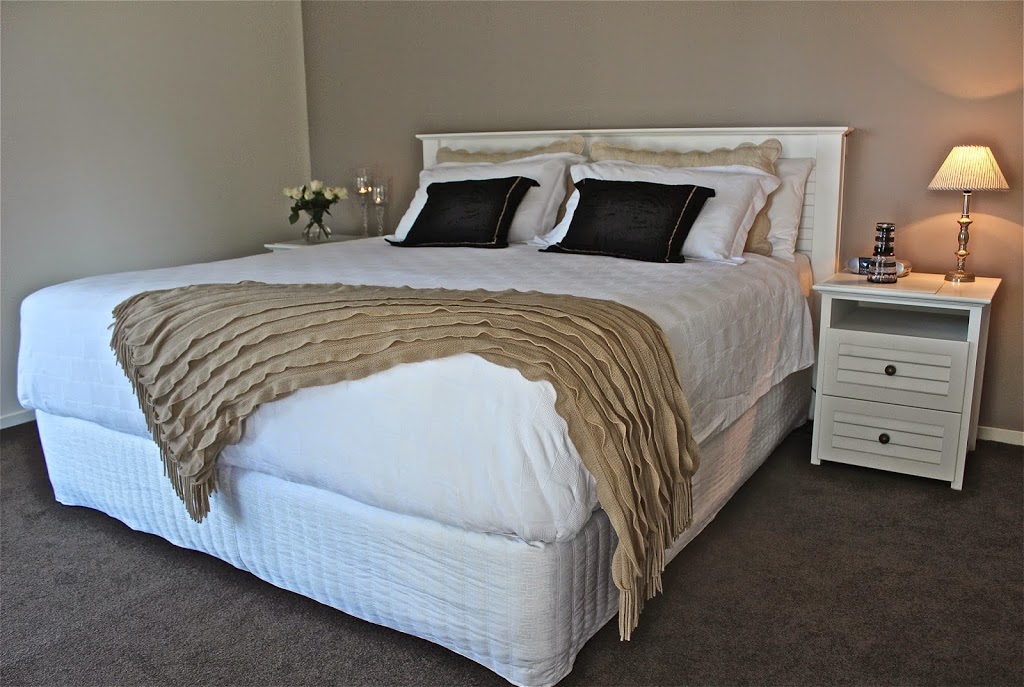 Breeze Bed and Breakfast | lodging | 2 Katungal St, Bateau Bay NSW 2261, Australia | 0243343788 OR +61 2 4334 3788