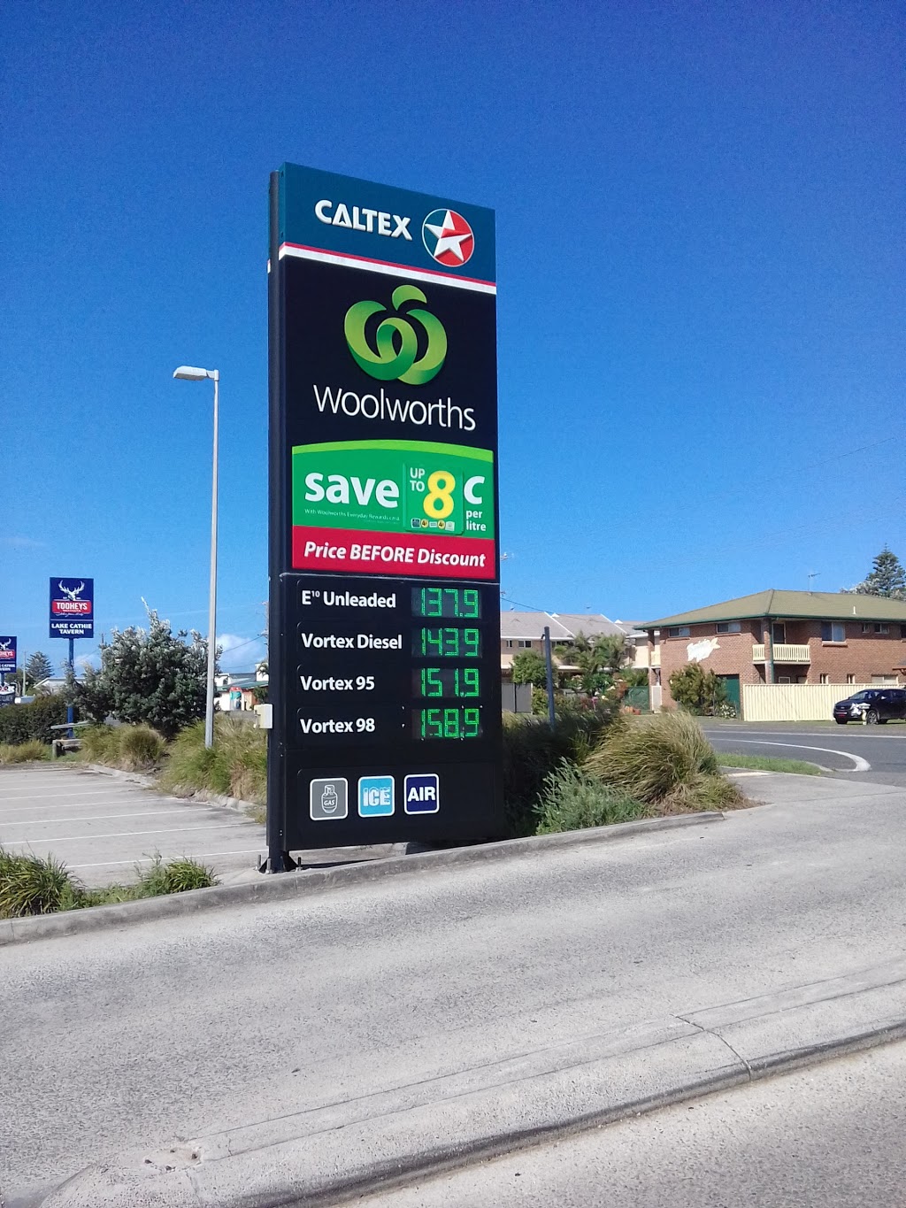 Caltex Woolworths | gas station | LOT 2 Ocean Dr, Lake Cathie NSW 2445, Australia | 0265848955 OR +61 2 6584 8955