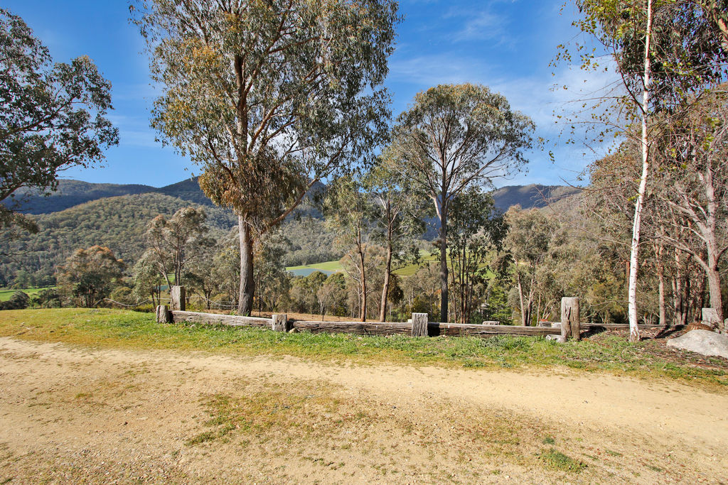 Quins Gap Private Retreat | 93 Quins Gap Rd, Bright VIC 3741, Australia | Phone: (03) 5755 2275