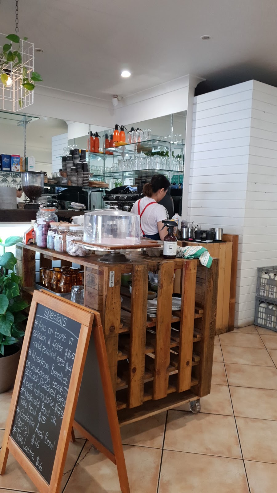 Goji Granola Bar & Cafe | cafe | 7/60 Santa Cruz Blvd, Clear Island Waters QLD 4226, Australia | 0414428773 OR +61 414 428 773
