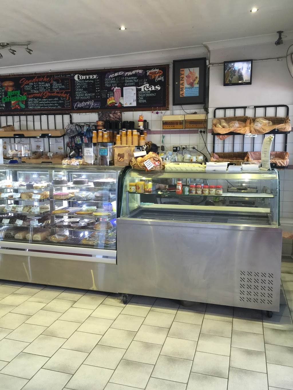 Vilis Cafe & Bakery | cafe | 2/41 Pacific Hwy, Ourimbah NSW 2258, Australia | 0243621955 OR +61 2 4362 1955