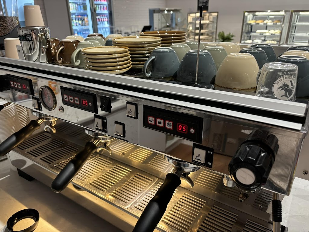 Brews & Bites Beachside Cafe | 64A Farnborough Rd, Meikleville Hill QLD 4703, Australia | Phone: (07) 4939 8687