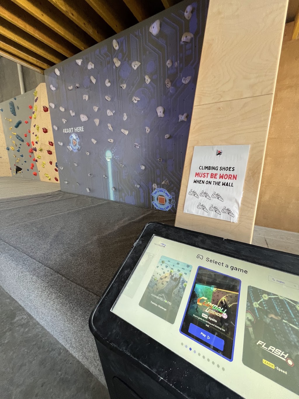 Dynomite Indoor Bouldering Gym Albion Park Rail | 114 Princes Hwy, Albion Park Rail NSW 2527, Australia | Phone: 0422 536 801
