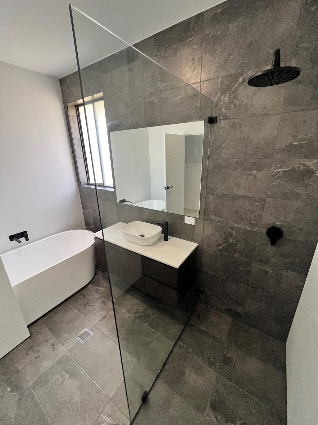 Atlas Glass | 5 Venture Cl, Morisset NSW 2264, Australia | Phone: 0466 522 244