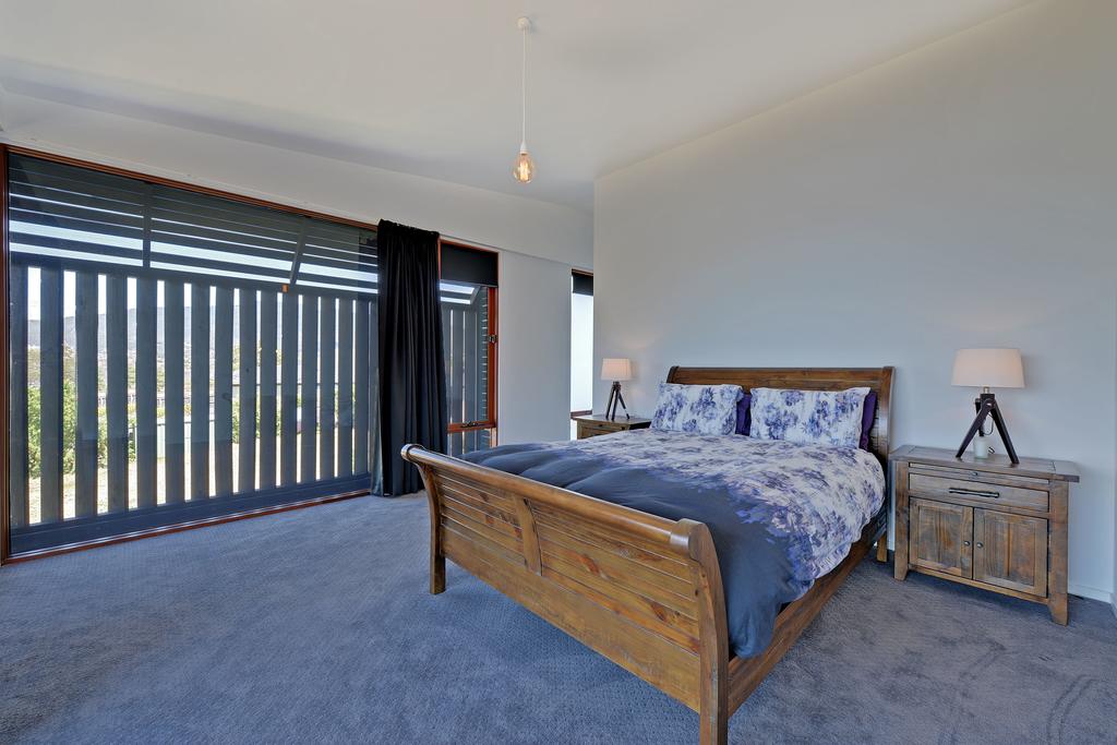 Hobart waterfront luxury accommodation holiday rental house stay | 22 Churinga Waters Old Beach, Hobart TAS 7017, Australia